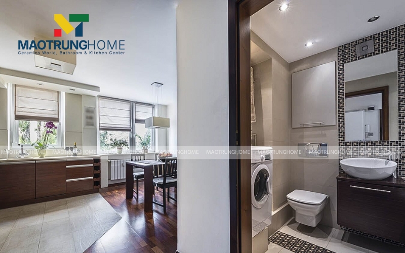 Dùng tường hoặc bàn ăn để tạo vùng đệm ngăn cách nhà vệ sinh