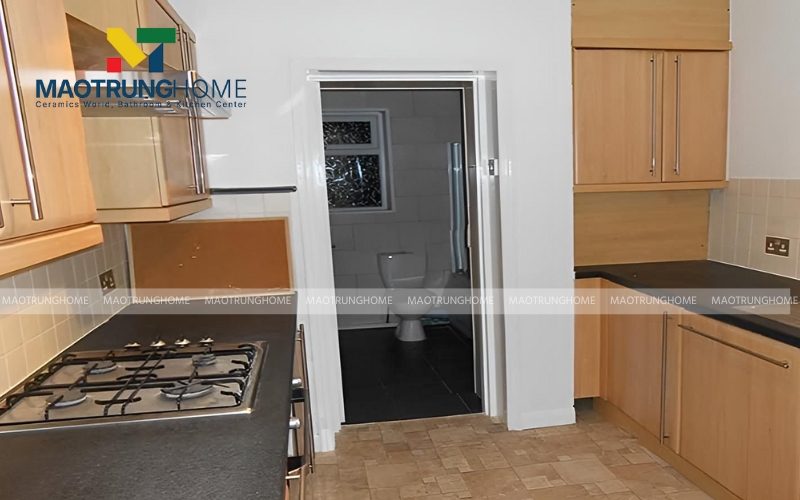 Nhà bếp đối diện nhà vệ sinh dành cho nhà nhỏ