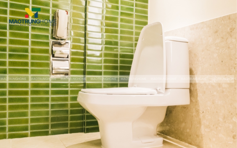 Nhà vệ sinh 3m2 tạo điểm nhấn với gạch thẻ ốp tường màu xanh lá