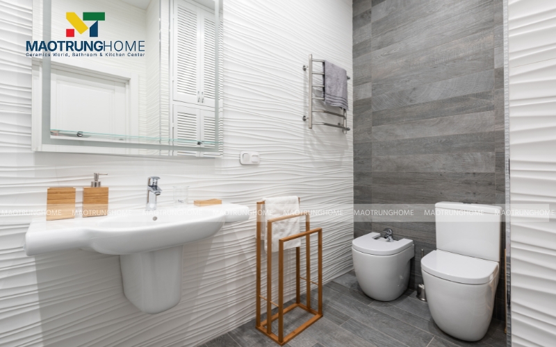 Nhà vệ sinh nhỏ phong cách Nhật Bản có tường vân đá kết hợp nội thất bằng gỗ