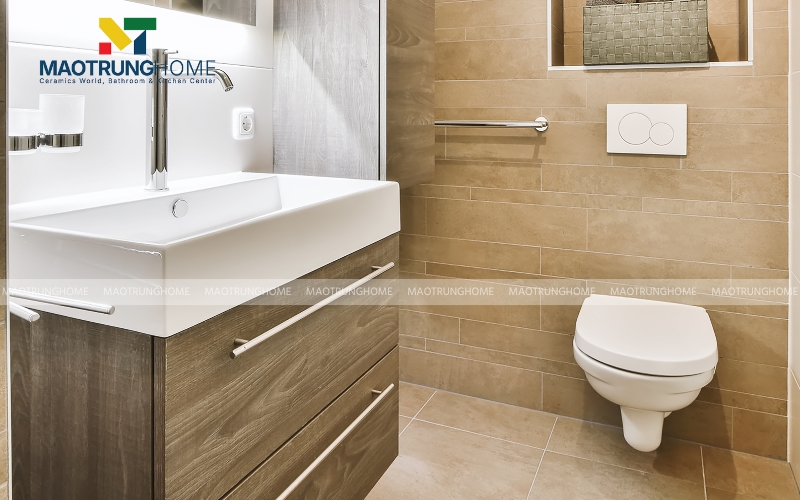 Nhà vệ sinh nhỏ với một chiếc tủ lavabo mặt gỗ