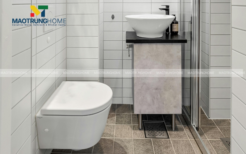 Nhà vệ sinh nhỏ với một chiếc tủ lavabo nhỏ gọn gàng