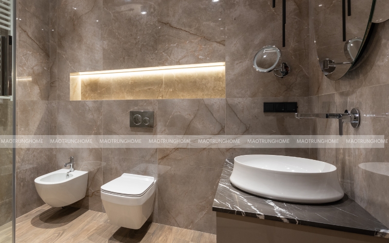 Nhà vệ sinh 4m2 phong cách Industrial với tường gạch thô