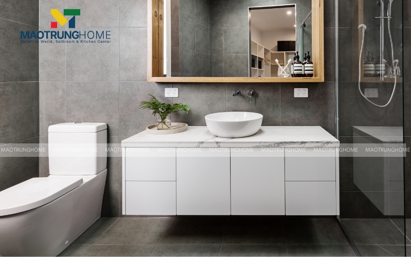 Nhà vệ sinh 4m2 phong cách Industrial gương vuông to và tường giả đá