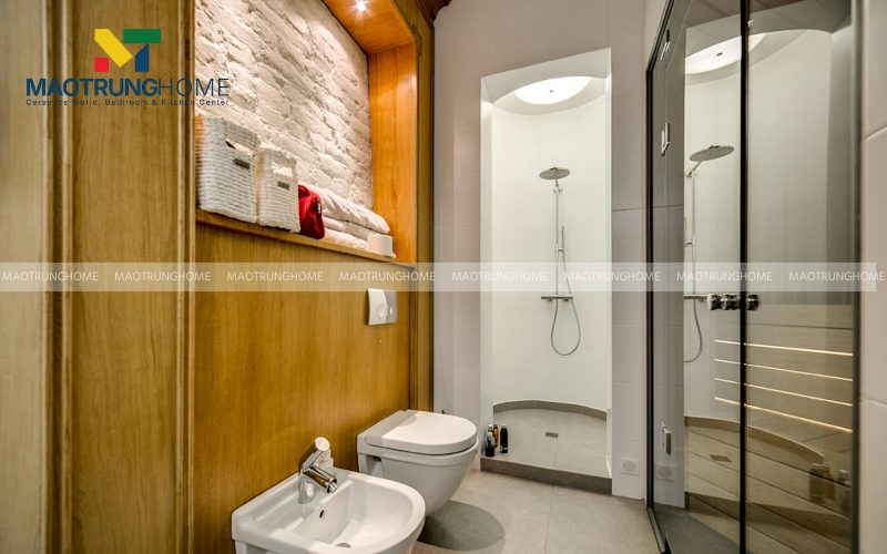 Nhà vệ sinh 4m2 phong cách tối giản kết hợp nhà tắm kính