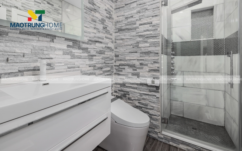 Nhà vệ sinh 4m2 kết hợp tường giả đá tự nhiên