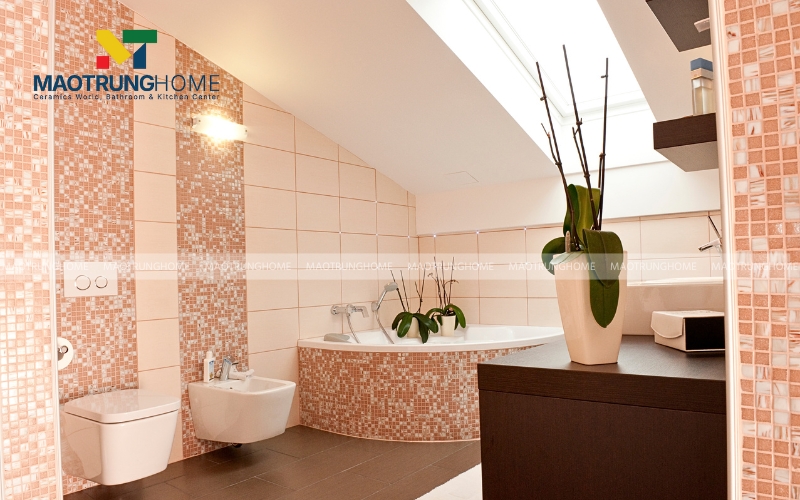 Nhà vệ sinh phong cách tân cổ điển với màu hồng chủ đạo