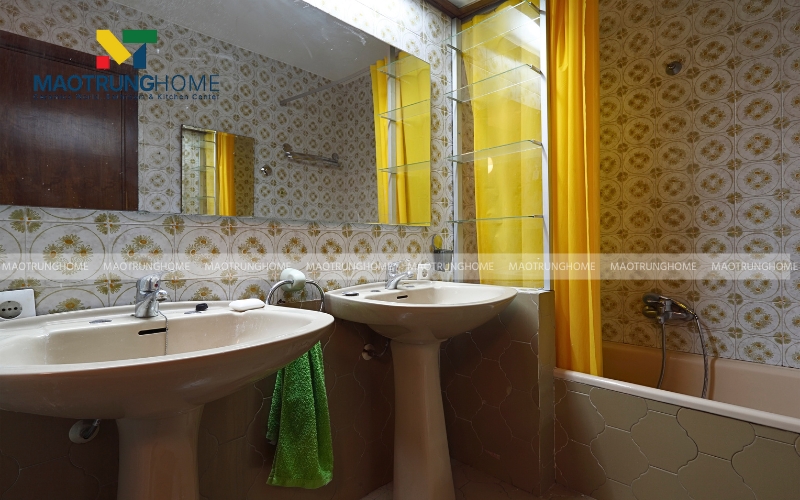 Mảng tường sau lavabo trong nhà vệ sinh 5m2 được ốp gạch bông họa tiết độc đáo