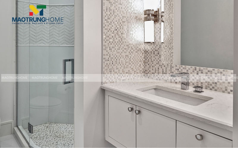 Vách kính tắm đứng là giải pháp hiệu quả cho nhà vệ sinh 5m2