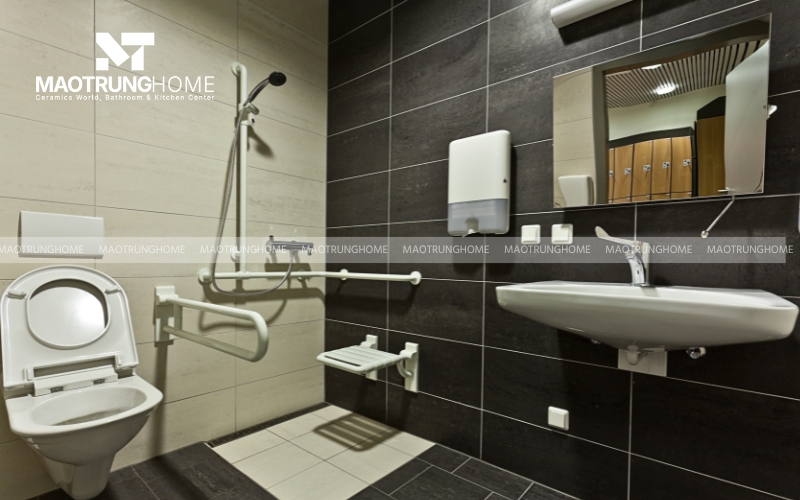 Gương soi vuông âm tường và tường màu đen mờ nổi bật