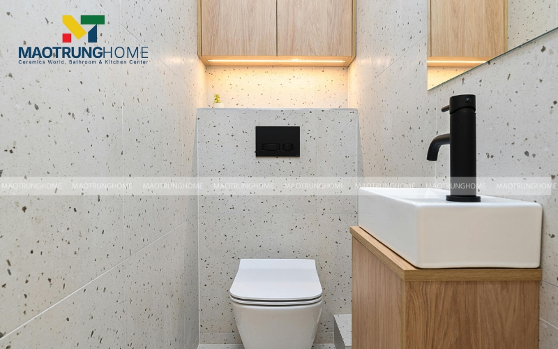 Nhà vệ sinh màu trắng chủ đạo điểm nhấn bằng tủ gỗ tự nhiên