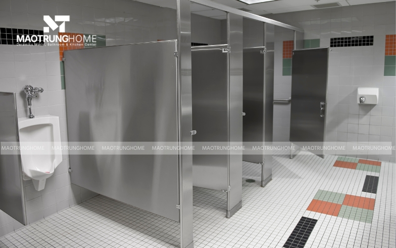 Nhà vệ sinh sử dụng vách ngăn bằng thép