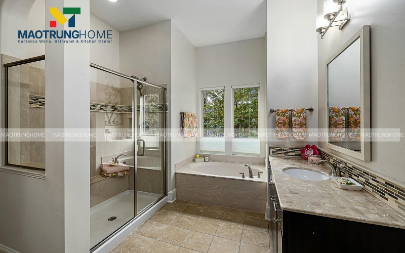 Nhà vệ sinh ngoài trời rustic với bệ đá và sàn lót gạch giả đá tự nhiên