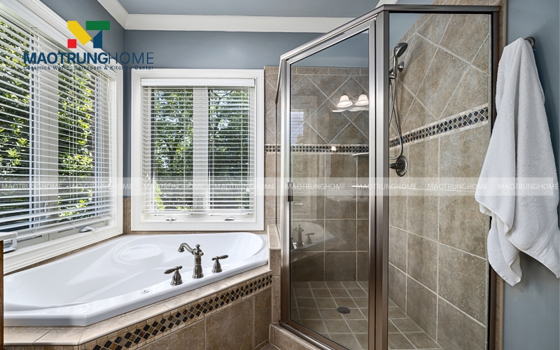 Nhà vệ sinh ngoài trời rustic với tường đá tự nhiên