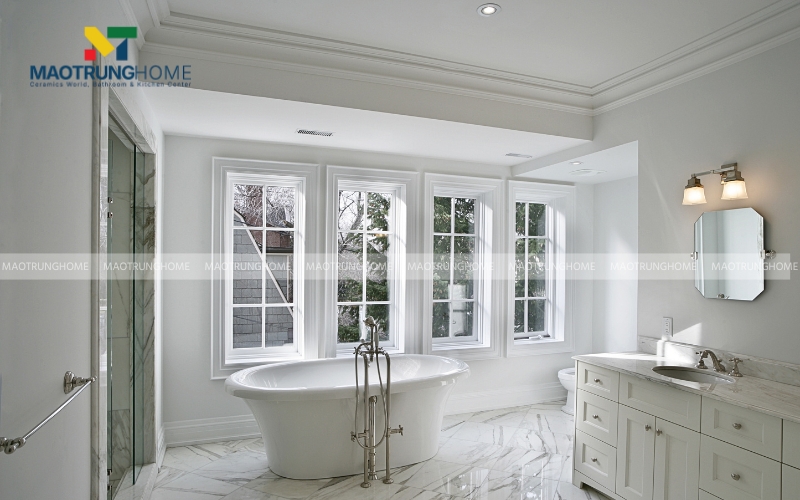 Bồn tắm ngoài trời với màu trắng chủ đạo sang trọng