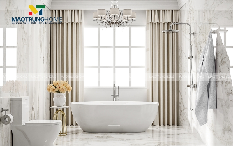 Thiết kế nhà vệ sinh ngoài trời tối giản với sự kết hợp giữa bồn tắm lớn và bình hoa nhỏ