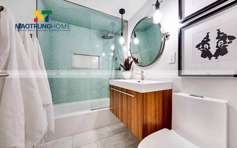 Thiết kế nhà vệ sinh nhỏ phong cách Bắc Âu với tủ gỗ, gạch thẻ xanh