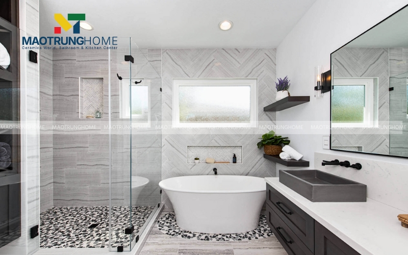 Nội thất nhà vệ sinh nhỏ hiện đại với bồn cầu, bồn tắm và gương lớn tiện lợi