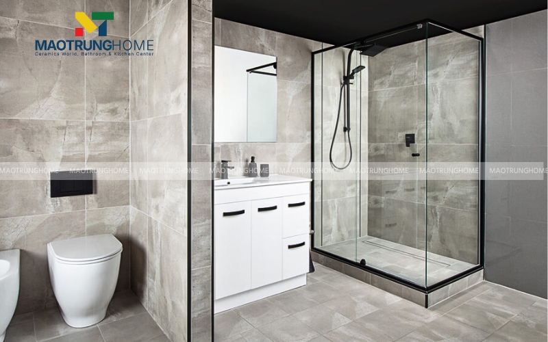 Không gian nhà vệ sinh hiện đại sử dụng gạch khổ lớn và phụ kiện inox cao cấp