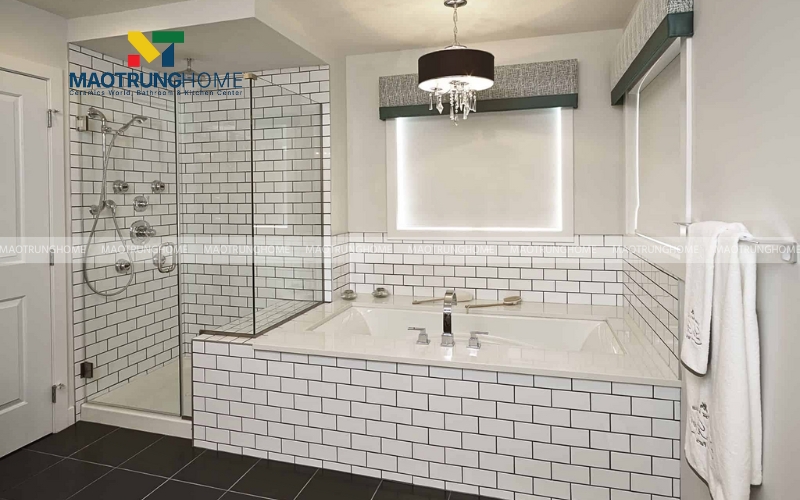 Thiết kế nhà vệ sinh nhỏ phong cách công nghiệp với tường gạch thẻ trắng và sàn bê tông