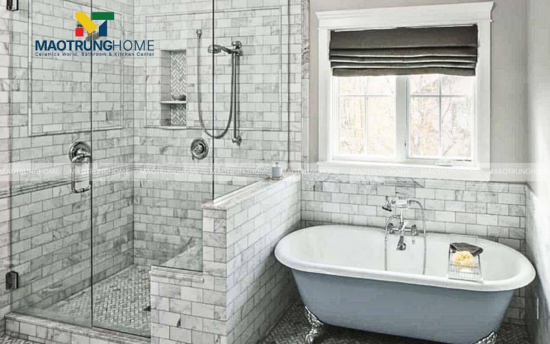 Góc nhà vệ sinh công nghiệp cá tính với tường gạch thẻ vân đá và vòi inox cao cấp