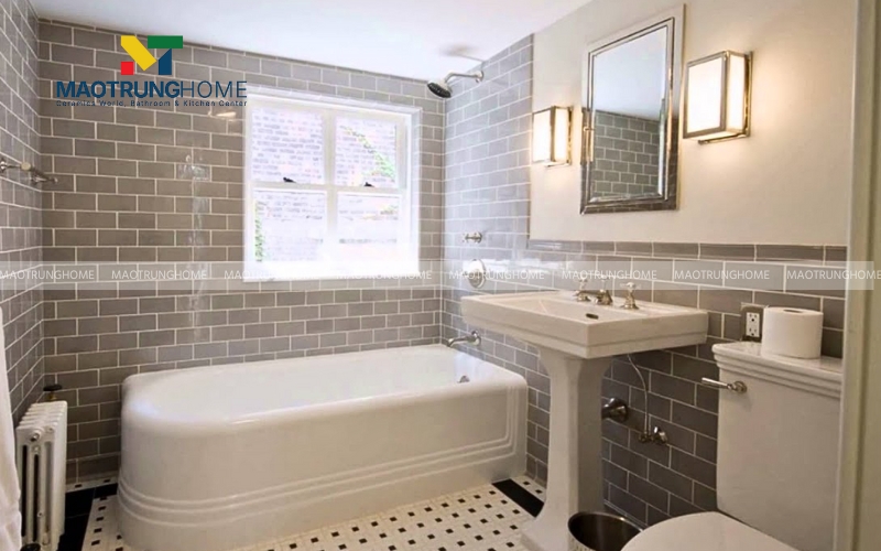 Mẫu nhà vệ sinh industrial kết hợp tường gạch giả cổ và thiết bị vệ sinh cổ điển