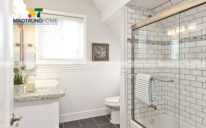 Không gian nhà vệ sinh nhỏ công nghiệp với sàn gạch giả xi măng