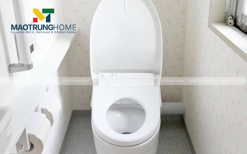 Thiết kế nhà vệ sinh nhỏ đẹp với gạch ốp tường màu trắng 