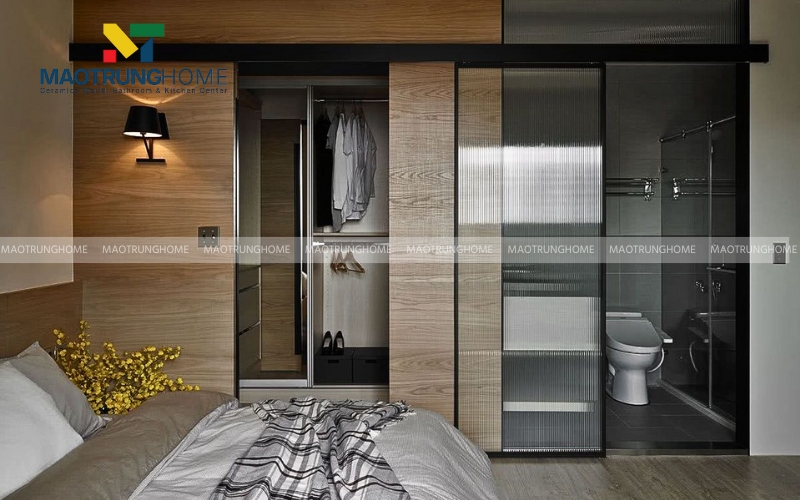 Phòng ngủ và nhà vệ sinh cách nhau bằng vách ngăn kính mờ