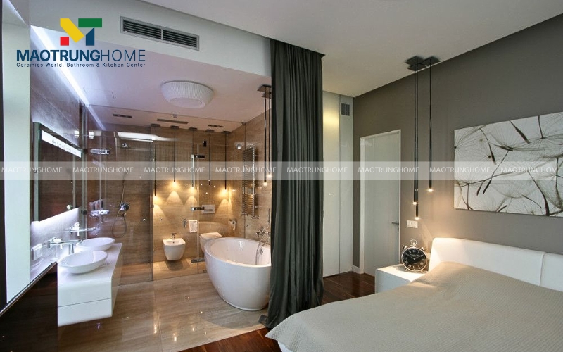 Nhà vệ sinh có bồn tắm trắng sang trọng