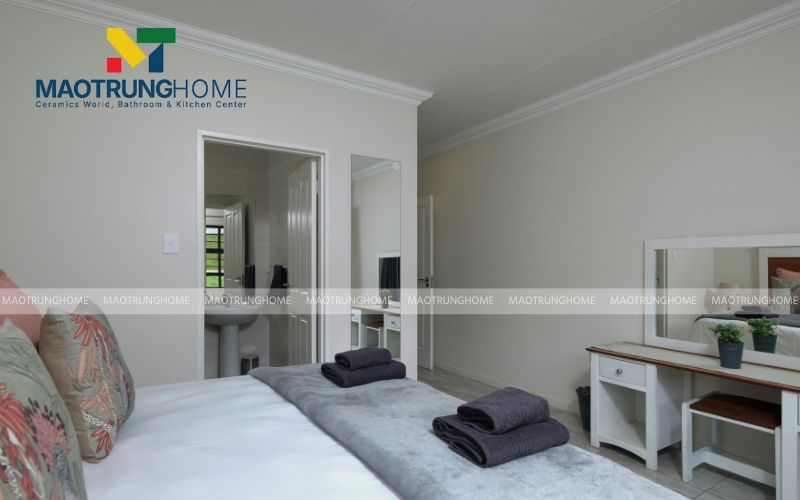 Phòng ngủ nhỏ có nhà vệ sinh nhỏ đơn giản