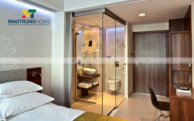 Nhà vệ sinh kính kết hợp nội thất gỗ ấm áp
