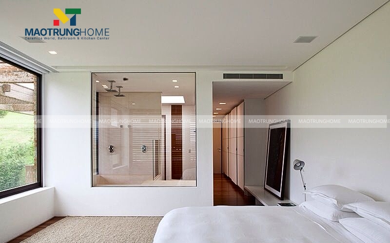 Nhà vệ sinh 1 vách kính kết hợp cùng tường trắng tinh tế