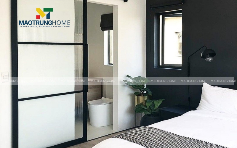 Phòng ngủ tối giản với tường màu đen 