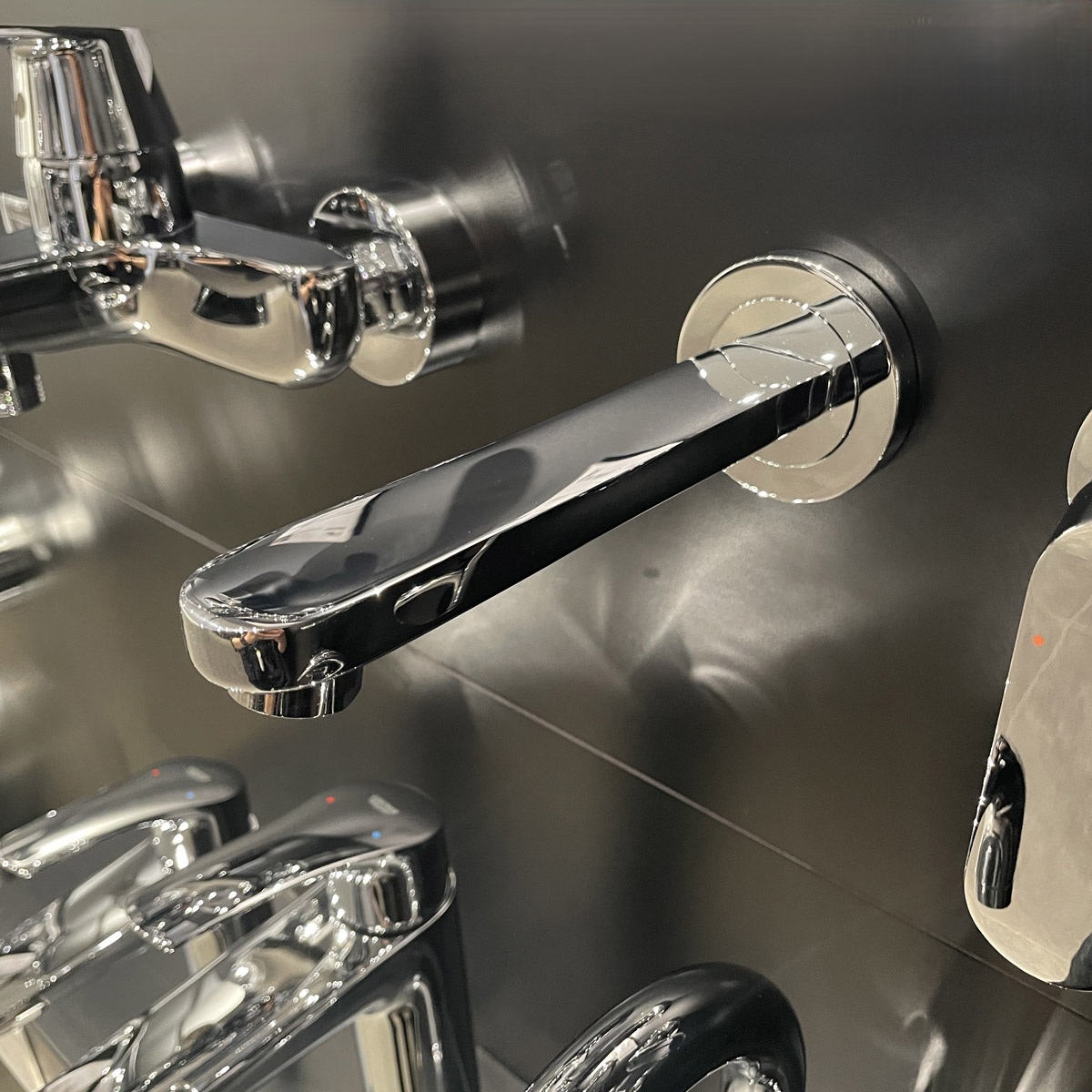 Vòi chậu nóng lạnh gắn tường 2 lỗ Eurosmart Cosmopolitan GROHE 19381000 - Ảnh 9