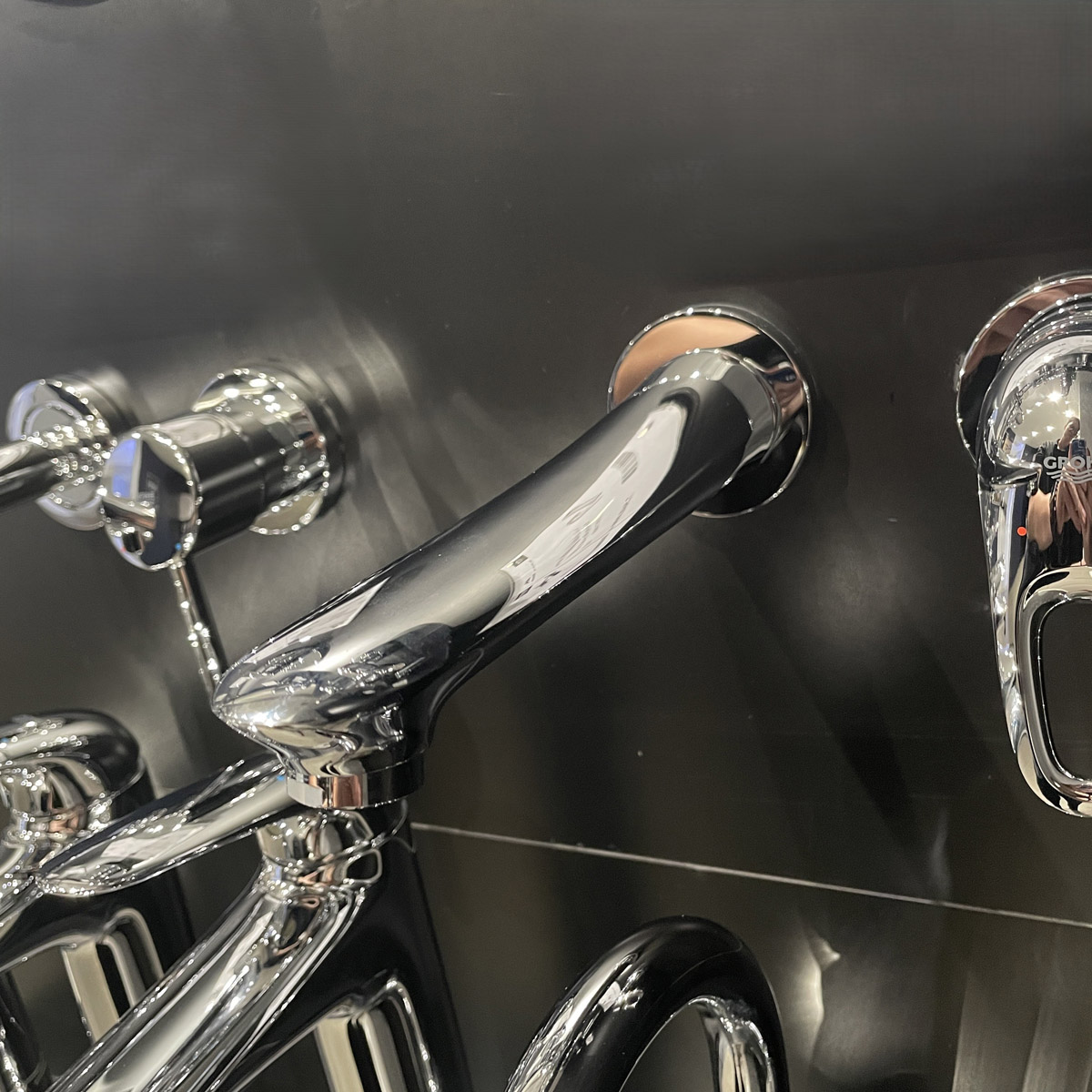 Vòi chậu gắn tường nóng lạnh 2 lỗ Eurostyle GROHE 19571003 - Ảnh 9