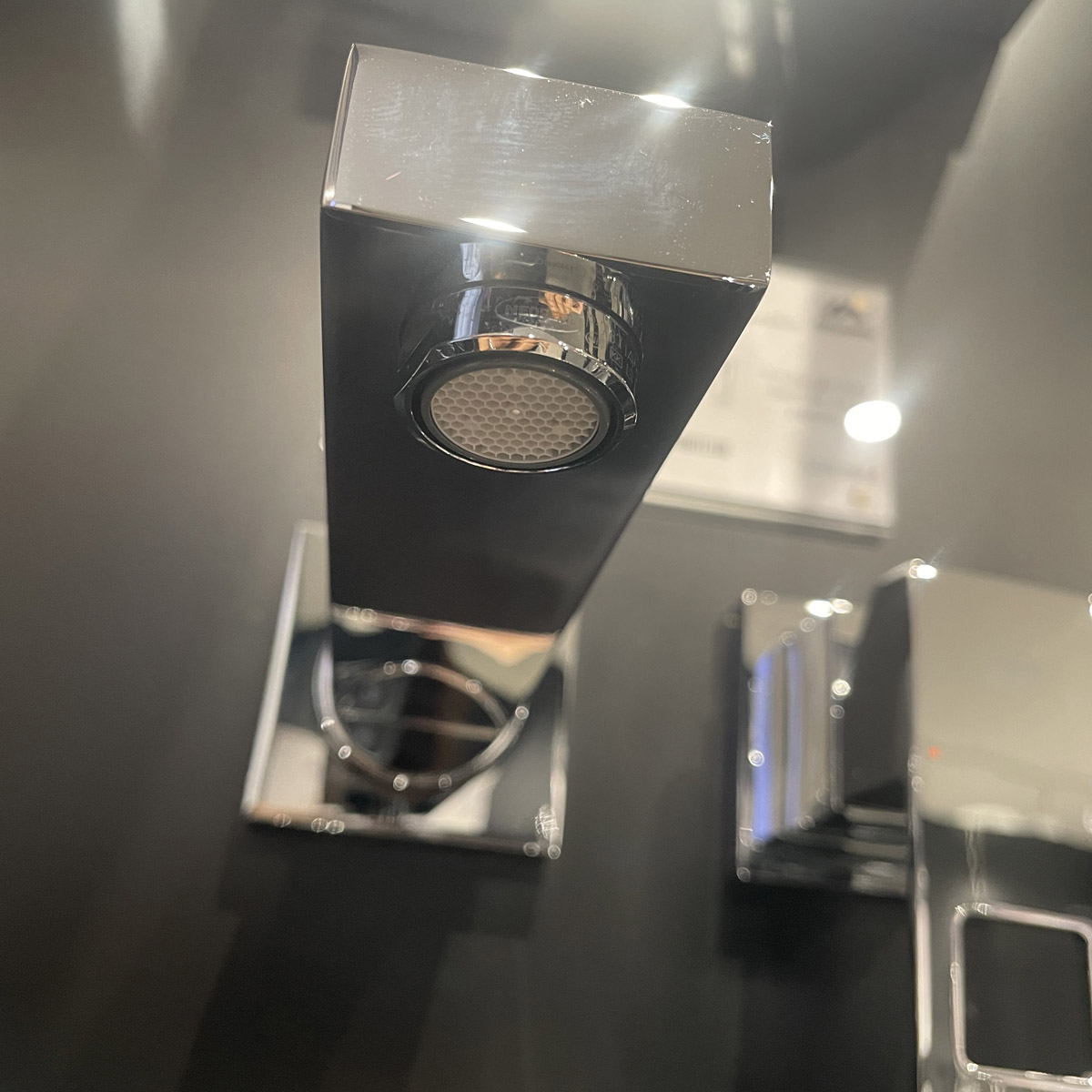 Vòi chậu nóng lạnh gắn tường 2 lỗ Eurocube GROHE 19895000 - Ảnh 9