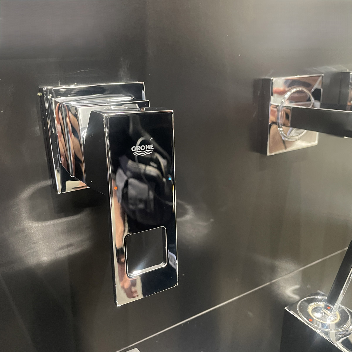 Vòi chậu nóng lạnh gắn tường 2 lỗ Eurocube GROHE 19895000 - Ảnh 10