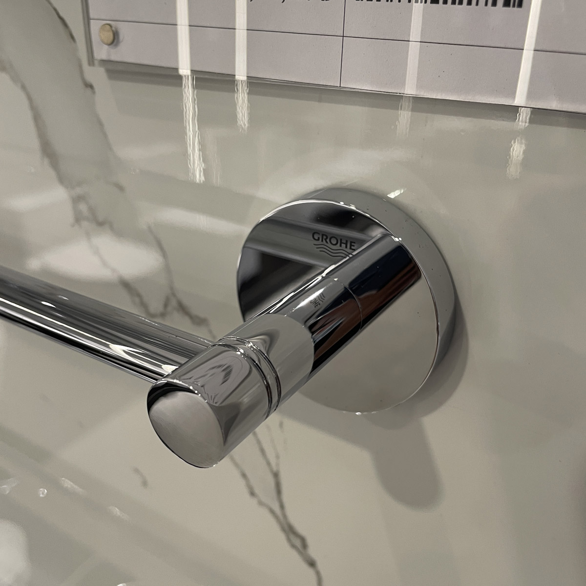 Thanh treo khăn Essentials 600mm GROHE 40366001 - Ảnh 5