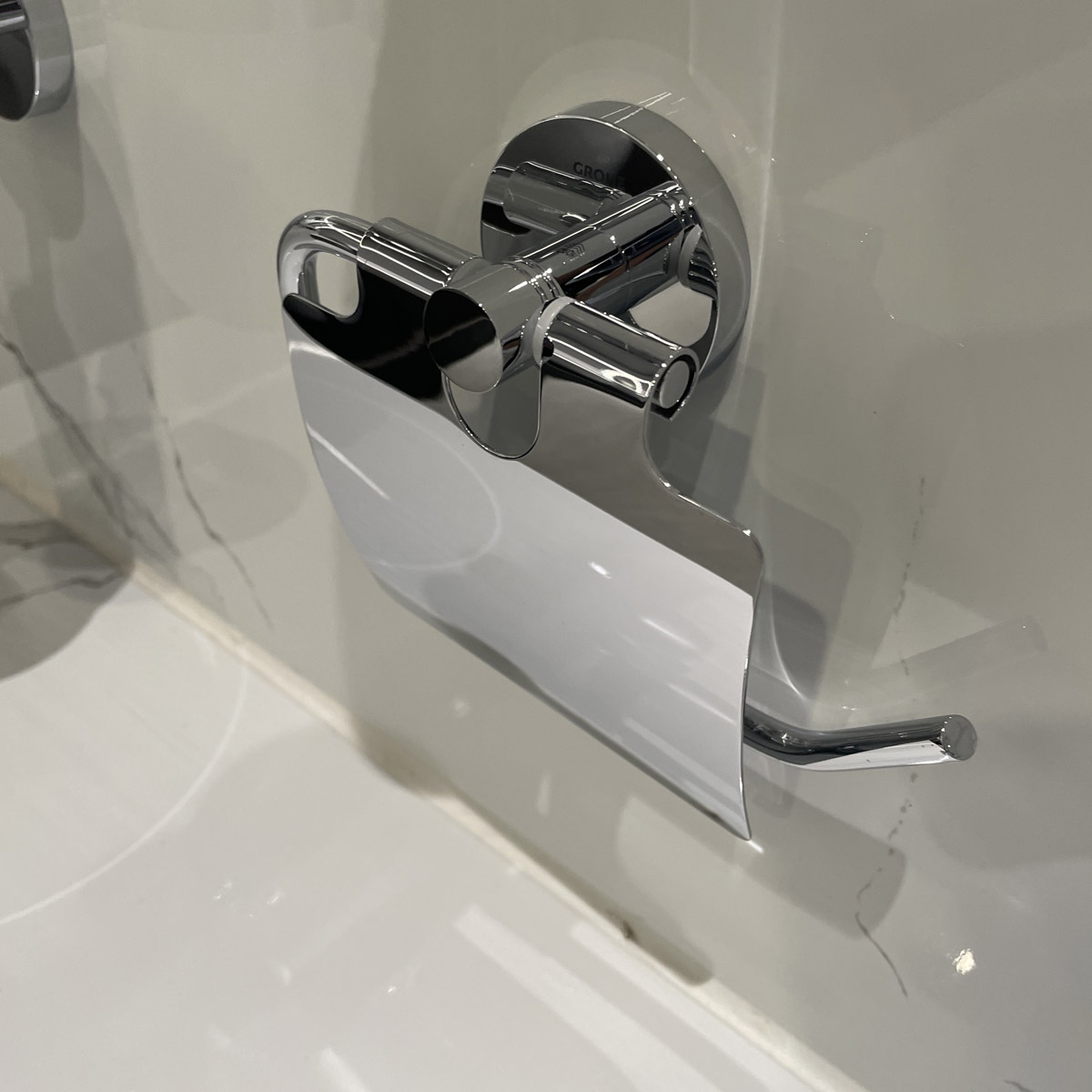 Lô giấy vệ sinh có nắp Essentials GROHE 40367001 - Ảnh 8