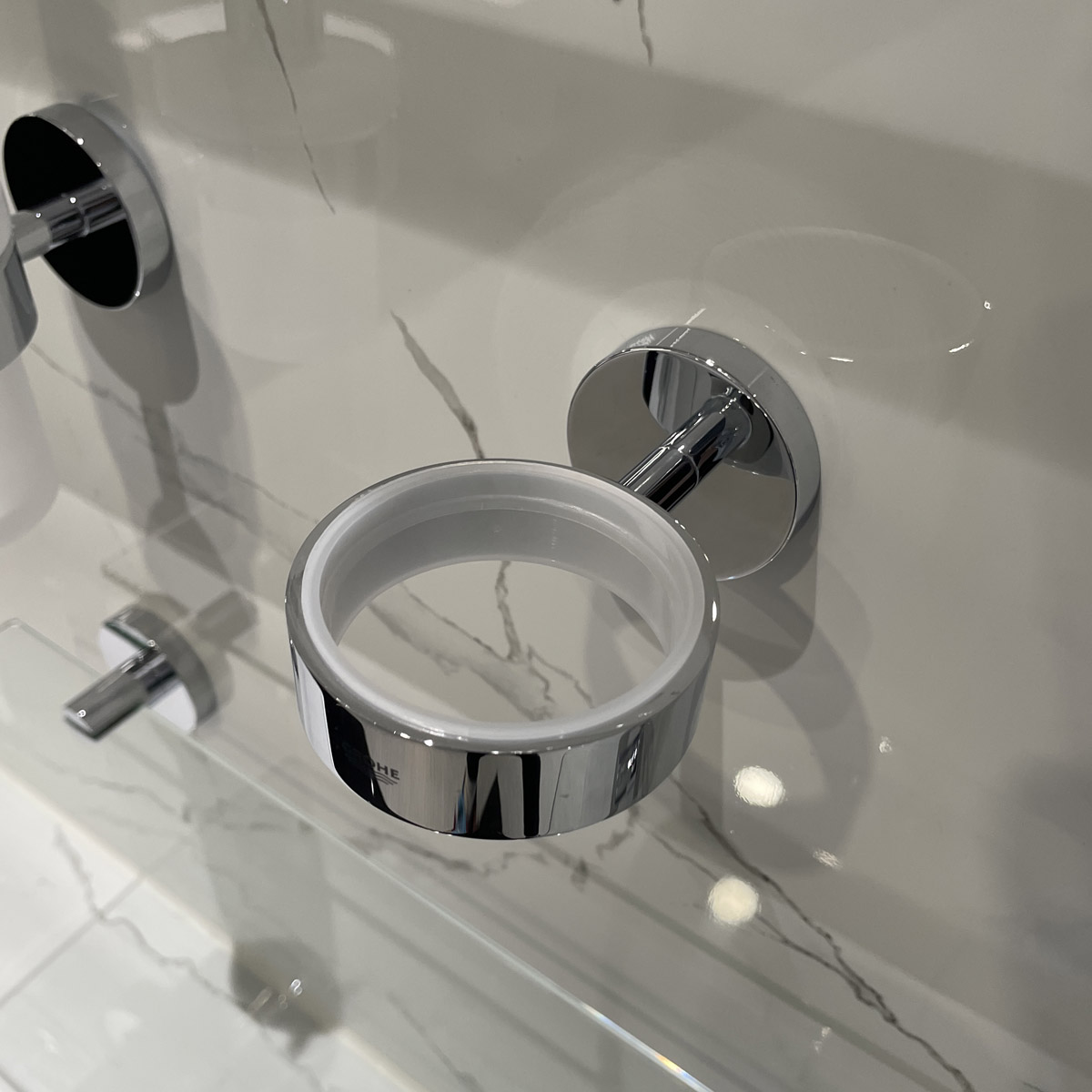 Bộ giá và ly thủy tinh gắn tường Essentials GROHE 40447001 - Ảnh 5