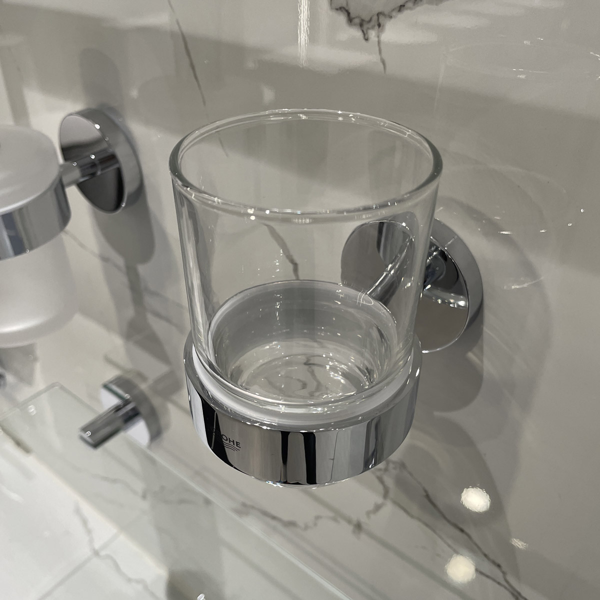 Bộ giá và ly thủy tinh gắn tường Essentials GROHE 40447001 - Ảnh 6