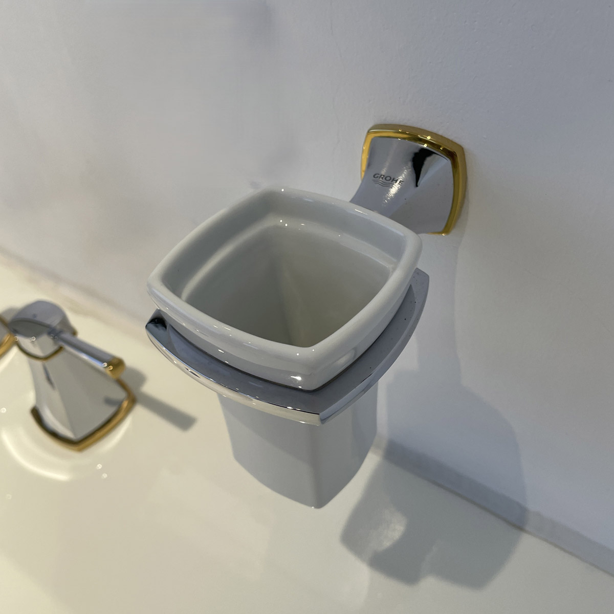 Bộ giá và ly sứ gắn tường Grandera Grohe 40626IG0 - Ảnh 10