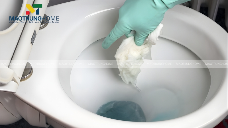 Các dị vật khi bị xả xuống sẽ mắc kẹt tại phần cổ cò làm bồn cầu kêu ục ục