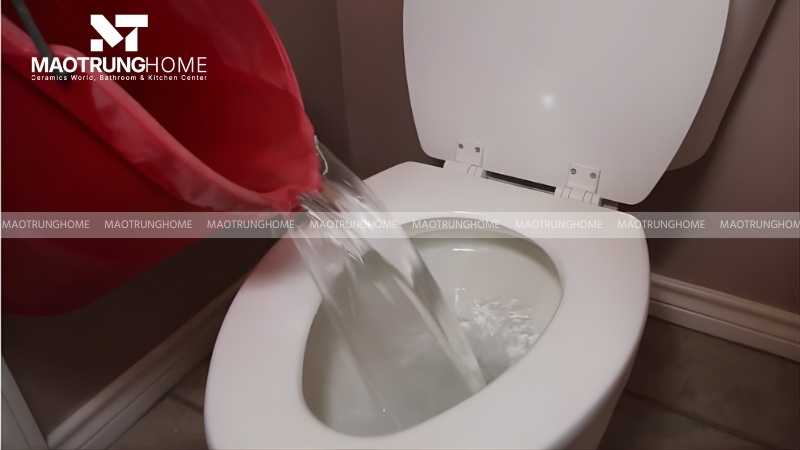 Bồn cầu đời cũ nên hệ thống xả hoạt động kém, tạo ra tiếng kêu