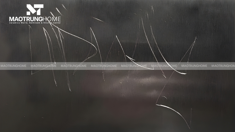 Vết xước kim loại thường ở các dụng cụ thông tắc bằng kim loại