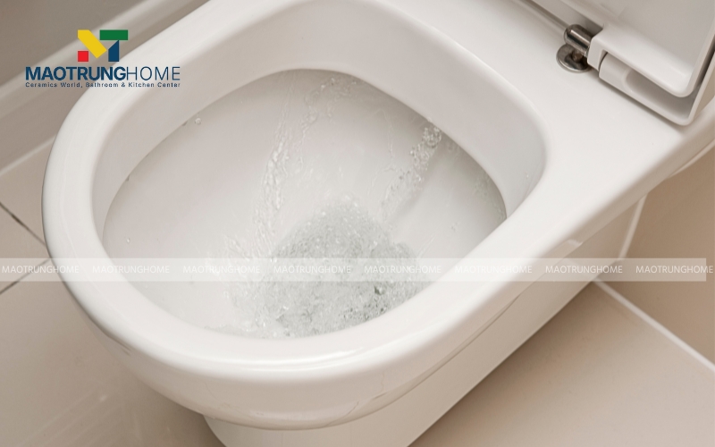 Nghe thấy âm thanh nước chảy không ngừng trong két nước