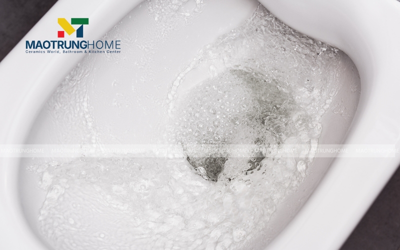 Quan sát gợn sóng lăn tăn liên tục trong lòng bồn cầu