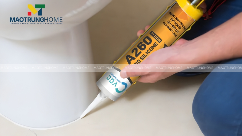 Lớp keo dán chân bồn cầu với mặt sàn bị bong tróc