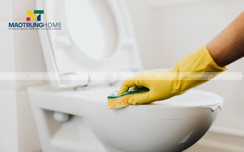 Vệ sinh cặn bẩn ở các lỗ phun trên vành bồn cầu